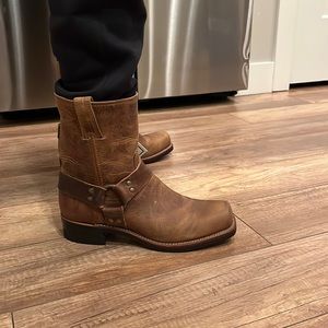 Frye mens Harness 8R